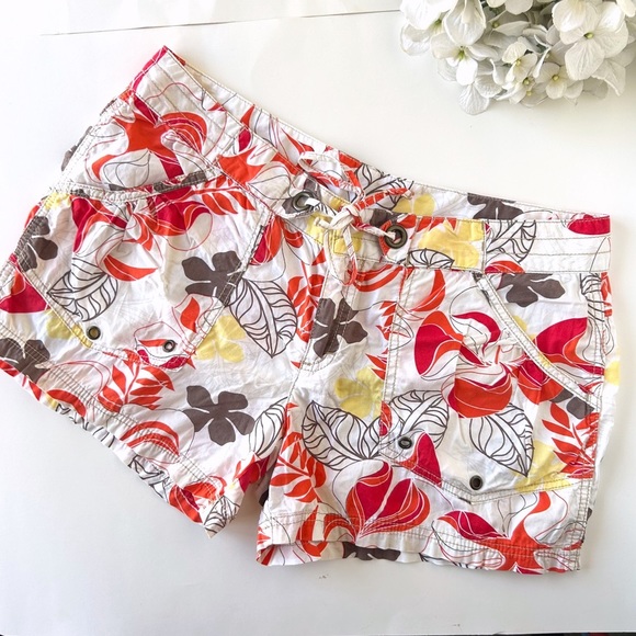 3/$20 Lucy Hawaiian Print Shorts - Picture 1 of 6